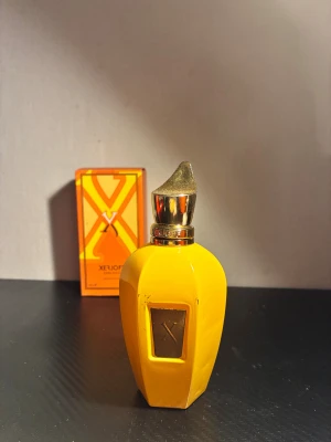 Xerjoff erba gold - Unik och färgstark parfym från Xerjoff med en iögonfallande gul flaska och exklusiv design. Perfekt för dig som vill sticka ut och addera lite lyx till din samling. 96ml kvar om inte mer, fråga om du har frågor eller vill ha fler bilder 