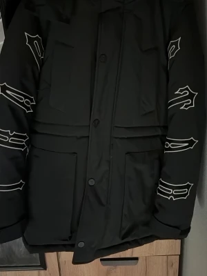 Svart Trapstar jacka - Säljer min svarta Trapstar jacka den kom aldrig till användning använd 1 gång. Storlek M. Finns kvitto och taggar kvar