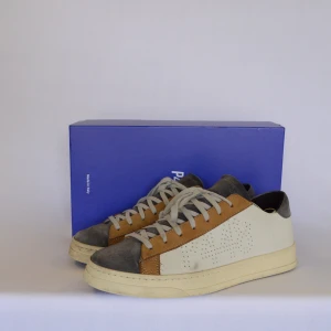 P448 Sneakers - P448 SNEAKERS  Storlek : 42  Passform : Normal  Användning : Skorna är i fint skick utan defekter  Nypris : 2500SEK