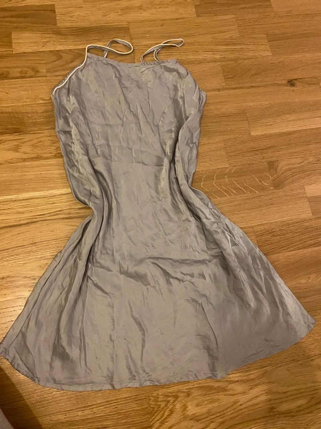 Silvrig kortklänning från Charme - 1