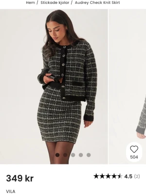 Rutig stickad kortkjol från VILA - Supersnygg stickad kortkjol från VILA i svart och vitt rutigt mönster. Materialet är mjukt och stretchigt. HELT oanvänd med prislapp, köpte till julafton men använde aldrig till slut. Säljer nu pga försent att lämna tillbaka i butik. Storlek XS men passar S.