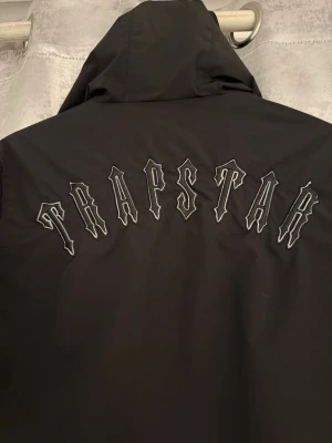 Trapstar Windbreaker - Väldigt fin trapstar jacka passar till våren, hösten och även lite kyliga sommardagar. Denna passar Xs och S. Priset kan diskuteras