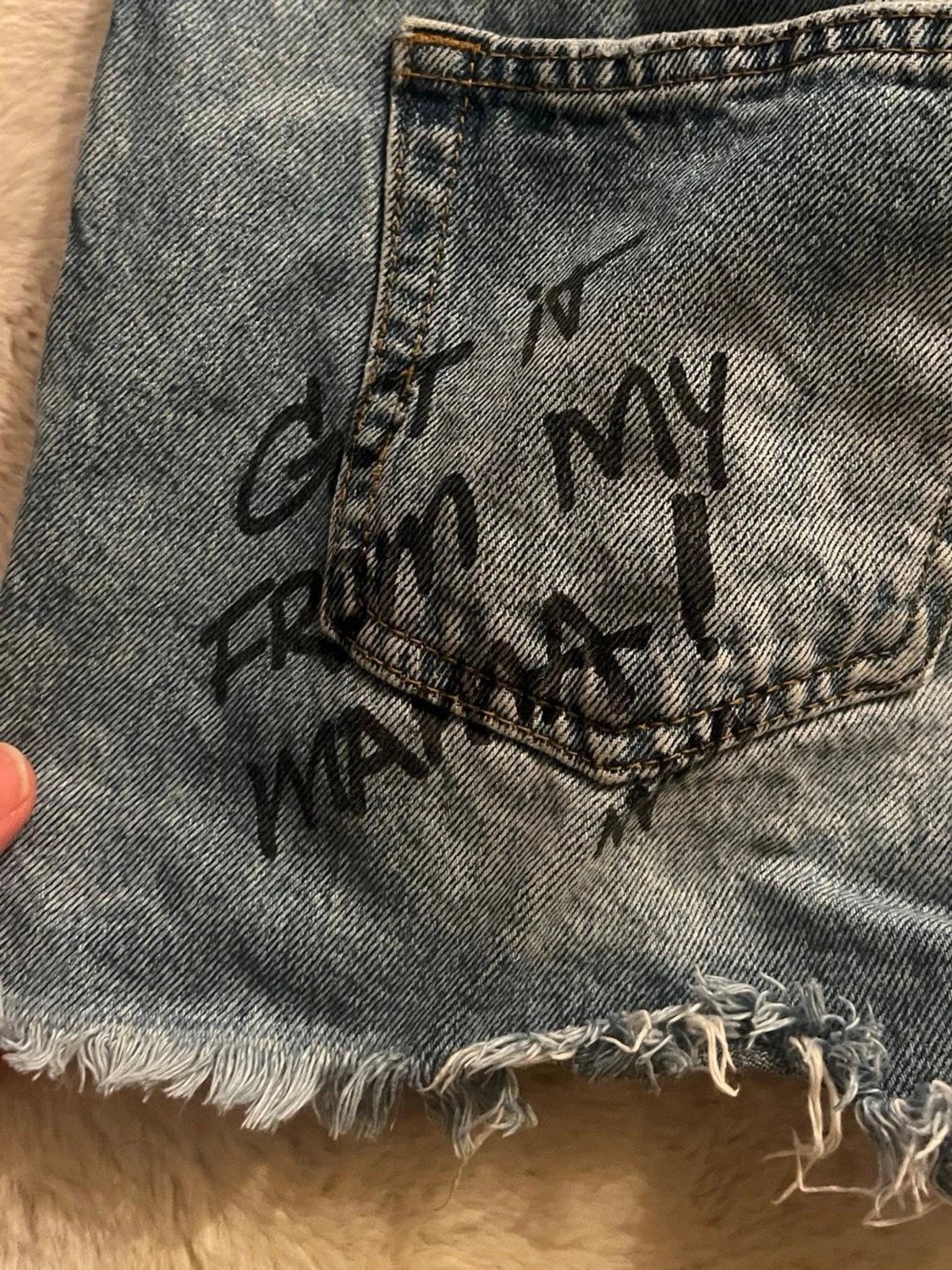 Blå jeansshorts med graffiti-tryck - 4