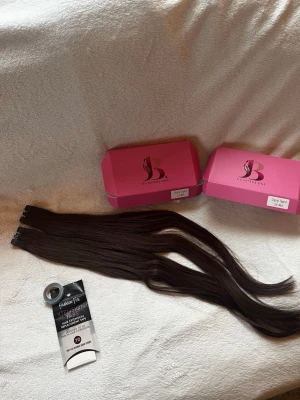 Tejp löshår - .Nytt tejp löshår från bs extensions 50cm. I färgen 4 A mörkbrun. 100 gram 40 slingor. Med följer ny tejp och en rulle med tejp. Jätte fint mjukt tjockt hår med tjocka toppar. Dom har en sida som ni kan läsa om håret.  Bsextensions.com  Nypris 2600kr för håret och tejp 280kr.  Mitt pris 1500kr
