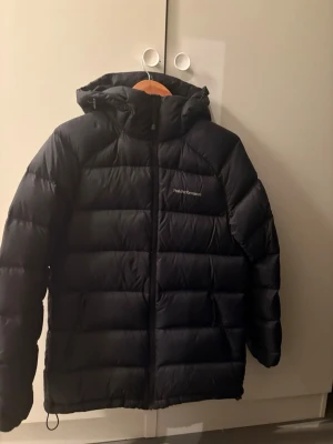 Vinterjacka  - Säljer denna peak performance jackan i storlek Medium. Har endast använts fåtal gånger under en vinter. Det finns inga tecken på användning eller några defekter. 