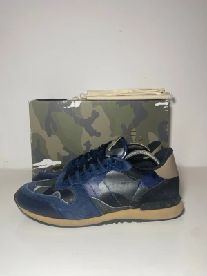 Valentino rockrunners  - Skick 9,5/10, lite slitna i hälen. | Storlek 43 1/2 passar 44| Box, Dustbag och kort ingår| Väldigt ovanlig färg| Gåva ingår vid köp!