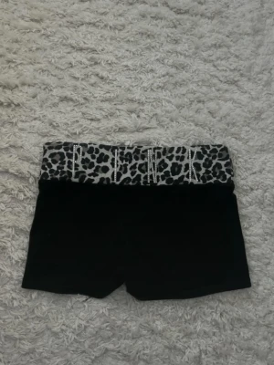 Victoria’s secret yoga shorts  - Säljer Victoria’s secret PINK yoga shorts! Storlek XS, stretchiga. Alla strasstenar är kvar. De är vintage och går inte att få tag på längre. Jag går ner i pris vid snabb affär samt postar samma dag. Finns även på Vinted lite billigare pga att Plick tar avgift.