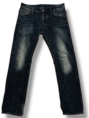 G star raw jeans - En par riktigt schysta gstar original denim jeans i storlek w32 l 32. De är i väldigt bra skick med fina slitningar från fabrik. Det är bara att höra av sig vid funderingar. MVH Holmbergs. OBS PRISET EJ HUGGET I STEN GÅR ATT DISKUTERA!!!🔥