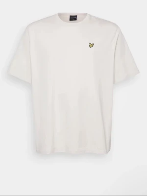 Vit t-shirt från Lyle & Scott - Säljer en vit t-shirt från Lyle & Scott i relaxed fit. T-shirten har korta ärmar, rund halsringning och är gjord i bomull med en strukturerad, ribbad yta. På bröstet sitter den klassiska broderade gula örnen som logga.