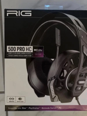 RIG 500 PRO HC - RIG 500 PRO HC är ett gamingheadset med ultralätt metallram, självjusterande huvudband och brusreducerande mikrofon. Kompatibelt med Xbox, PlayStation, Nintendo Switch och PC. Levereras med Dolby Atmos-kod. Ser ut att vara i mycket gott skick.
