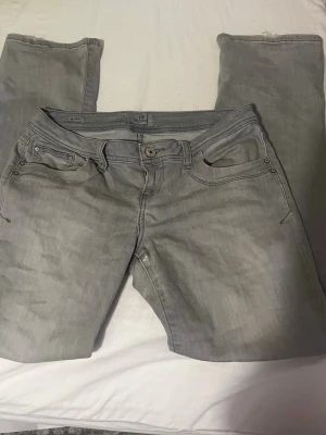 LTB lowrsie bootcut jeans W28 L30 - Snygga lowrisw ljusgrå jeans från LTB. Superfina bootcut jeans som också är väldigt bekvämma och lätta, samt passar till allt☺️☺️🤩😋btw har en kompis som gjorde en jätte fin kjol med volang nertill så tips ifall man vill det istället  ☺️☺️☺️kolla bild 3 för tecken på använding!❤️orginal pris:  799kr