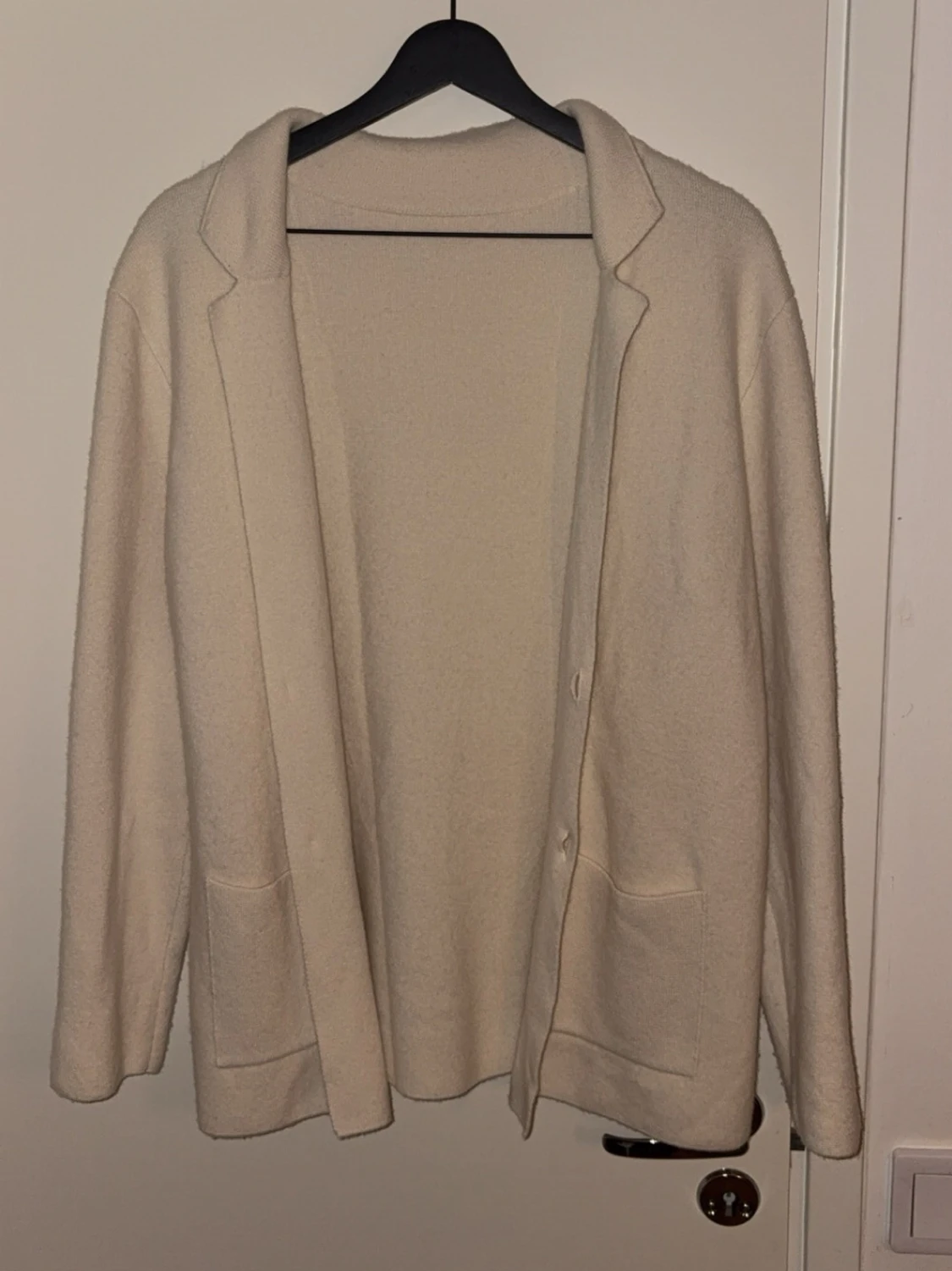 Beige kofta med fickor och knappar - 1