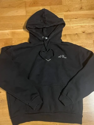 Svart Les deux hoodie  - Simpel svart hoodie från Les deux. 