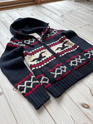 Hollister  - Säljer nu denna riktigt snygga vintage stickade Hollister cardiganen i väldigt bra skick. Storlek: M/S. Pris: 849kr. Skriv vid frågor eller för mer bilder! 🤩