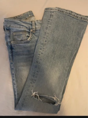 Ljusblåa lowwaist bootcut jeans - Ljusblåa jeans med revor från lager 157 i storlek xs🧸