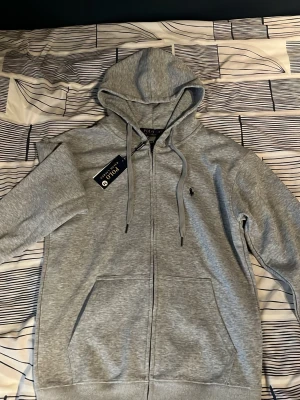 Ralph Lauren Hoodie - Riktig fräsch, passar med alla stil. OBS Priset är inte fast.