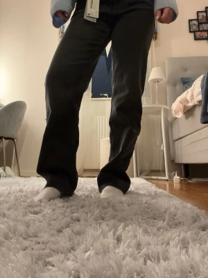 Mörkgrå jeans från NA-KD - Helt nya och oanvända jeans från NA-KD. Jeansen är i storlek 36, raka i modellen och mörkgrå. Prislapp finns kvar och ordinarie pris är 699kr 