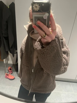 Brun teddyjacka från HM - Mysig brun teddyjacka från H&M i storlek XS. Perfekt jacka! Oversized i modellen och sitter så snyggt!❤️