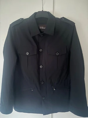 Oscar Jacobson field jacka - Svart elegant populär Oscar Jacobson jacka i storlek 48 (m) säljes. Jackan är i stort det helt ny så toppen skick verkligen och grym passform perfekt till alla tillfällen, tveka inte vid minsta fråga eller fundering🤩