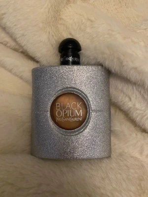 Black Opium Glitter - Black Opium Glitter från Yves Saint Laurent. Parfymen är söt, feminin, och har noter av vanilj. Doften håller sig länge. Flaskan innehåller 90 ml Eau de Parfum. Jag köpte den på kicks för 2125kr, säljer då det inte är en parfym som passar mig. Tyvärr har jag slängt kartongen. Bara att skriva vid fler frågor☺️ Priset kan diskuteras💞