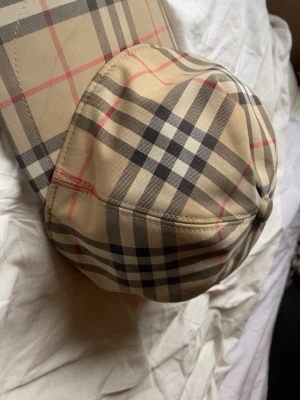 Bb keps - Okej skick lite defekt därav priset, kan sys ett stygn men inget som syns när man bär den