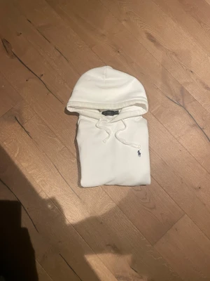 Vit ralph Lauren hoodie - Snygg hoodie från Ralph Lauren i storlek Small. Nypris ligger på CA 2400kr . Accepterar bud och kom gärna med frågor !