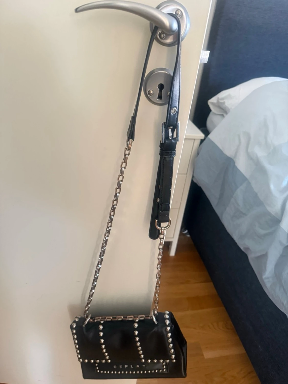 Svart axelväska med nitar från Replay - 2