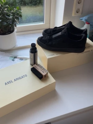  Axel Arigato - Säljer ett par stilrena svarta sneakers från Axel Arigato i mocka.  Pris kan diskuteras, tvätt kan erbjudas vid snabb affär! Hör av er vid behov av fler bilder 