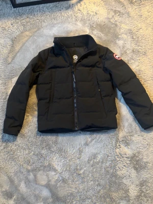 Canada Goose jacka - Tjena! Säljer en väldigt fin jacka från Märket Canada Goose. Modellen heter Woolford. Den är varm, bekväm och stilren. Inga skador eller så.. Hör av er vid frågor.
