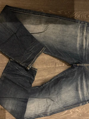 Replay Anbass Slim Fit Jeans 32/32 - Säljer ett par mörkblå Replay Anbass jeans i slim fit med snygga detaljer. Använt 2-3 gånger endast!