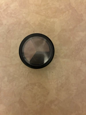 Tri Brow Color från Make Up Store - Tri Brow Color från Make Up Store med tre olika nyanser för att fylla i och forma ögonbrynen. Kommer i en rund svart dosa med transparent lock. Pudret har neutrala, naturliga bruna toner som passar till att skapa definierade bryn.