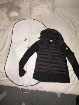 Svart pufferjacka från Moncler - Säljer en svart moncler cardigan. Man kan skanna den. Man får med moncler påse och moncler lappar. Vid snabb affär kan priset diskuteras annars 2000kr