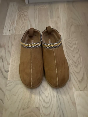 Bruna mockatofflor från Exani strl 39 - Mysiga bruna tofflor från Exani i mocka med fluffigt foder storlek 39💗