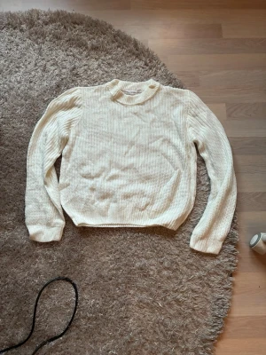 Vit stickad tröja  - Mysig vit stickad tröja från Ullared. Tröjan har en klassisk rund halsringning, ribbade muddar och långa armad. I storlek 158/164. Använt max 3 gånger!