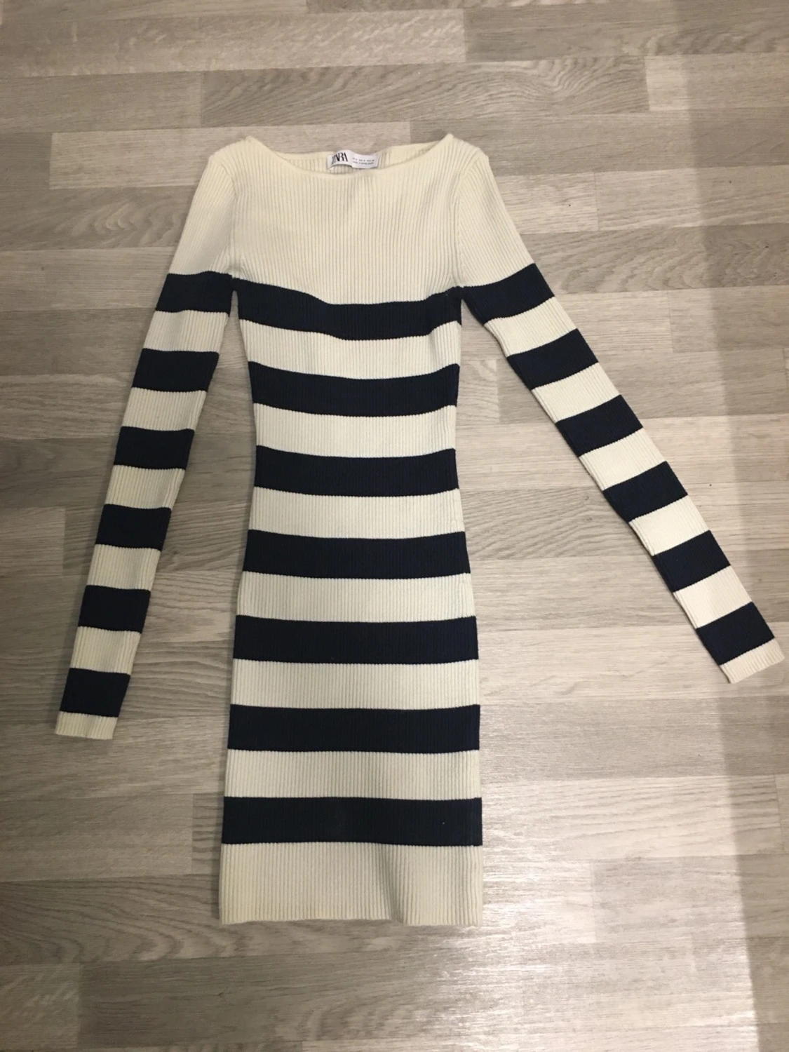 Randig ribbad klänning från Zara