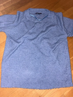 Ljusblå stickad tröja från Seaside - Mysig ljusblå stickad tröja från Seaside i storlek EU38. Tröjan har en klassisk rund halsringning och är tillverkad i ett mjukt material som passar perfekt för kyligare dagar. Enkel och stilren design som är lätt att matcha.