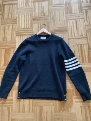 Thom Browne Milano Stitch tröja - Thom Browne Milano Stitch tröja, nypriset ligger runt 10 000kr. Strl 3 sitter som M.