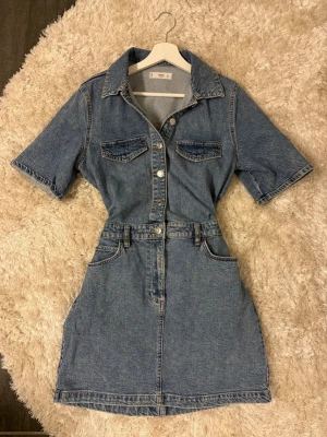 Kort jeansklänning  - Säljer en snygg kort jeansklänning från Mango, använd max 3 gånger.