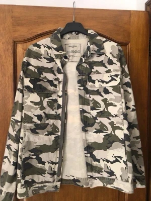 Zadig & Voltaire jacka - Säljer ett Zadig & Voltaire jackai  Fint skick Skick: 9,3/10🧮  Inkluderat: inget ingår!♦️  Pris: 1999kr ej hugget i sten🎗️  Storlek: M ♣️  Snabbaffär = priset sänks-SERIÖSA BUD 