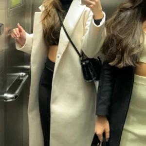 Beige kappa - Beige/vit kappa från H&M.