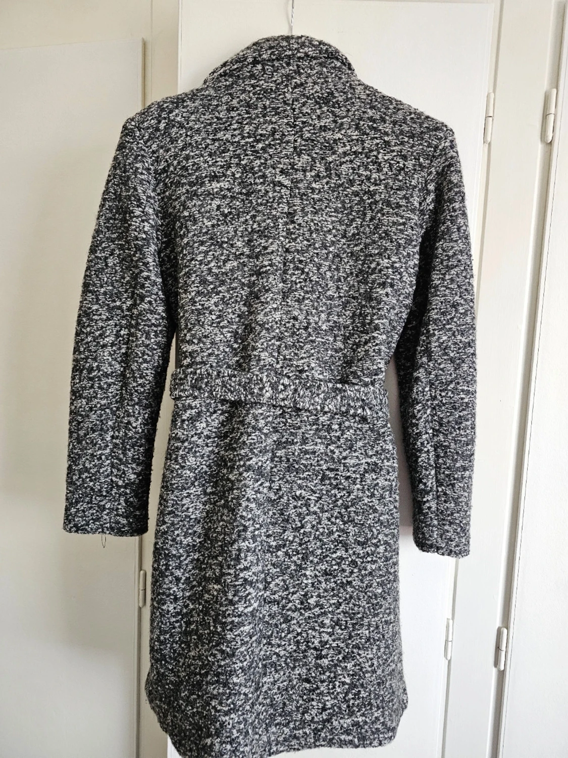 Gråmelerad kappa från ONLY med bälte - 1