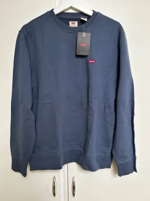 Blå sweatshirt från Levi's - En blå sweatshirt från Levi’s i storlek S. Tröjan är helt ny och oanvänd. 