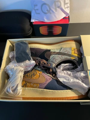 Nike Air Force 1 low Travis Scott cactus Jack  - Säljer ett par Nike air force 1 low Travis Scott cactus jack. • storlek: EU 42,5  • Helt nytt skick(Använda en gång) • Box med tillbehör medföljer • kvitto finns  • nypris 6000kr • hör av dig vid frågor pris kan diskuteras!