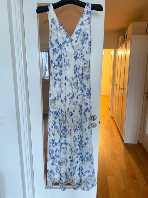 nakd klänning  -  perfekt till sommaren, midsommar eller studentmotaggningar. Bara använd 1 gång och säljer för att jag har flera så absolut inga fel eller defekter på den. Storlek S och den är normal i storlek. 