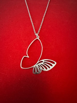 Fin fjäril halsband  - Halsband som inte är i äkta silver/guld. Kedja är oftast 50cm men kan ibland komma i 45cm. Kedja är rostfritt stål, berlock oftast i zinklegering men kan även det i vissa fall vara rostfritt stål. Be gärna om mått på berlock om detta är viktigt då bilderna är missvisande när det gäller hur stora dom är! 🌹❤️  Allt är nytt även om de kan stå ”mycket bra skick” , detta mest för att Vinted inte ska fundera på varför jag bara har nya saker .  Bud accepteras inte 🥰🌹