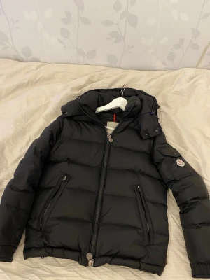 Moncler jacka - Säljer nu min moncler jacka som jag köpte i september för 6000kr. Säljer den så jag inte har den hela sommaren utan nån köpare.