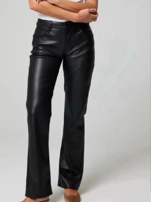 Bikbok skinnbyxor - Så snygga skinnbyxor ifrån bikbok. Använda fåtal gånger och är i väldigt bra skick! Säljer då de inte används längre 