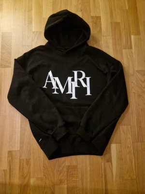 Amiri hoodie - Säljer en amiri hoodie i mycket bra kvalitet! Använd ett fåtal gånger och tyvärr är amiri tagen lös!