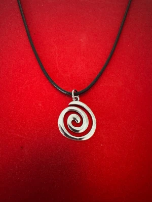 Svart halsband - spiral - Halsband som inte är i äkta silver/guld. Kedja är oftast 50cm men kan ibland komma i 45cm. Kedja är rostfritt stål, berlock oftast i zinklegering men kan även det i vissa fall vara rostfritt stål. Be gärna om mått på berlock om detta är viktigt då bilderna är missvisande när det gäller hur stora dom är! 🌹❤️  Allt är nytt även om de kan stå ”mycket bra skick” , detta mest för att Vinted inte ska fundera på varför jag bara har nya saker .  Bud accepteras inte 🥰🌹