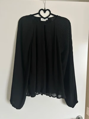 Blus från Vila - Svart blus från Vila.